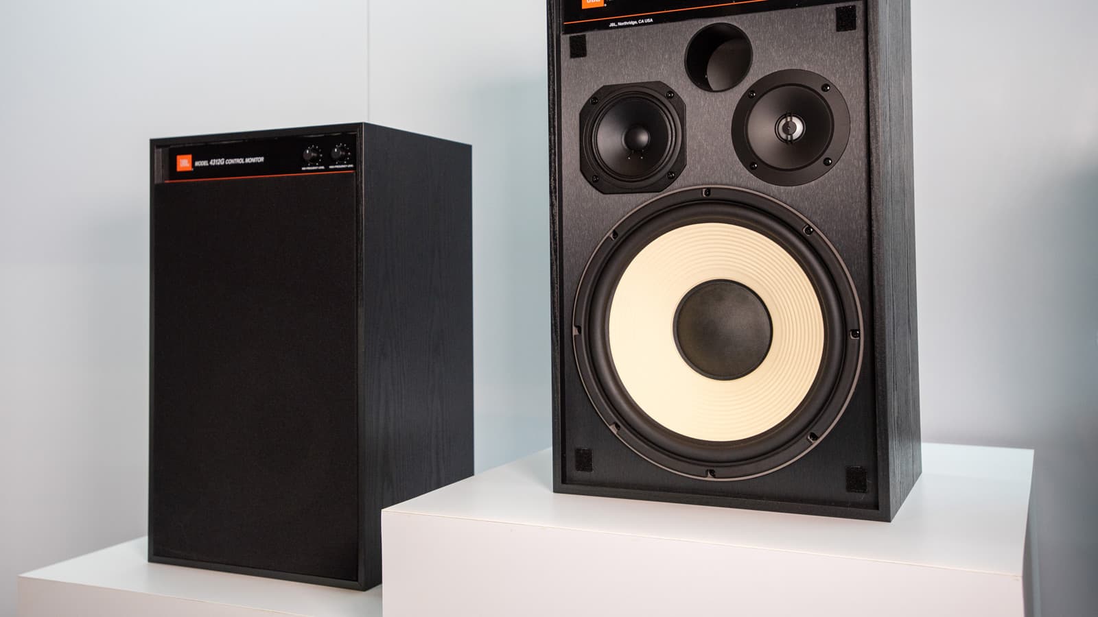 Производитель называет студийные мониторы JBL 4312G «современным взглядом на классику»